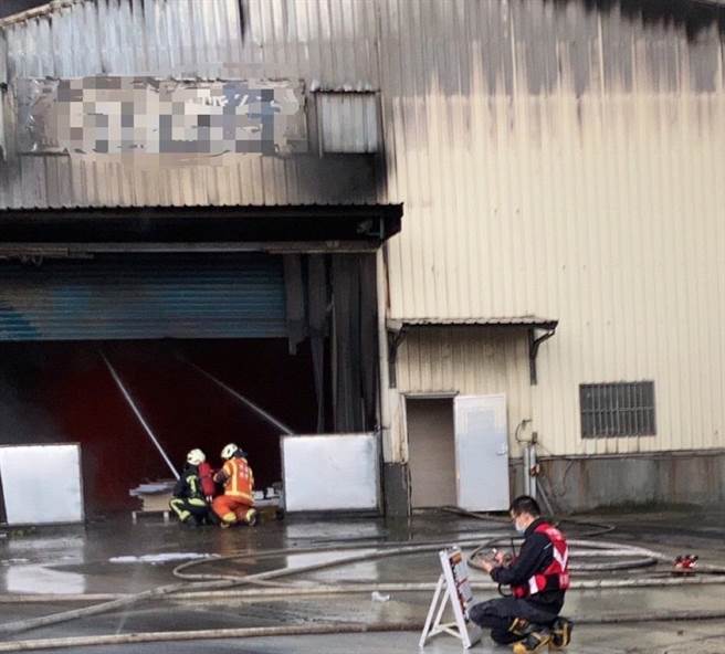 桃園燒不停，幼獅工業區內1工廠清晨再傳火警。(消防局提供／呂筱蟬桃園傳真)
