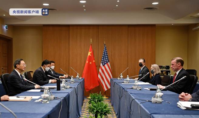 杨洁篪（左）结束与美国总统国家安全顾问苏利文会晤。（大陆央视）