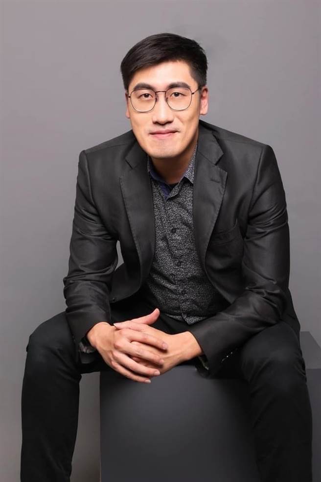 台北海大国际暨校际事务合作处处长林威克，对于热情表演的人向来支持。 （台北海大提供）