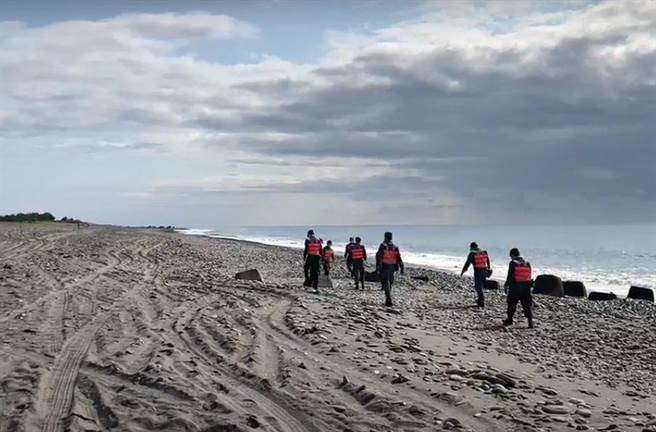 空軍也派出地面人員，從台東市郊沿岸，進行地毯式搜索。（民眾提供）