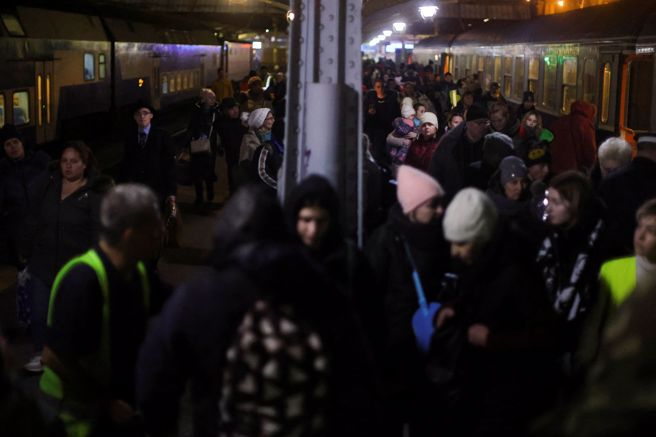 俄罗斯挥兵入侵后，乌克兰民眾争相逃往国外避难，柏林中央火车站是他们前往西欧的主要转运站，每天至少1万人涌进让义工应接不暇。(图／路透社)