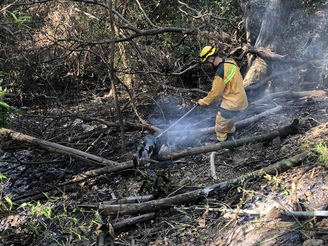 葫芦谷往大津方向山顶20时发生森林火灾，林管处出动现场救火人员11人，採直接方式灭火。(屏东林管处提供／林雅惠传真)