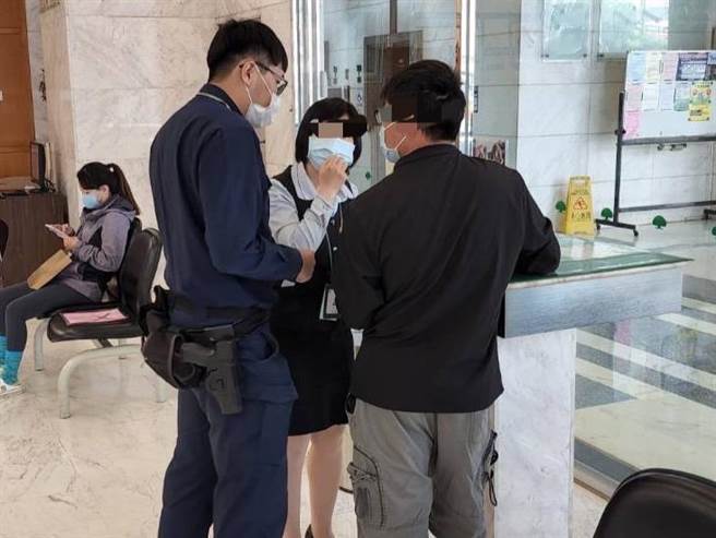 高雄市刘姓男子误信假投资网站可获利18％的讯息，至银行匯款时，遭行员和警方成功劝阻。（翻摄照片／石秀华高雄传真）