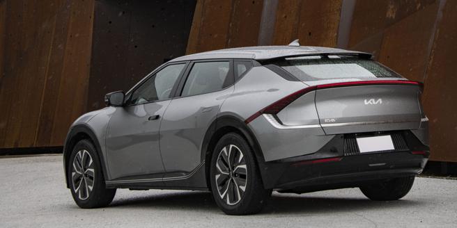 车尾的双月之刃尾灯组与车头的天翔之翼数位日行灯相呼应。（陈大任摄）