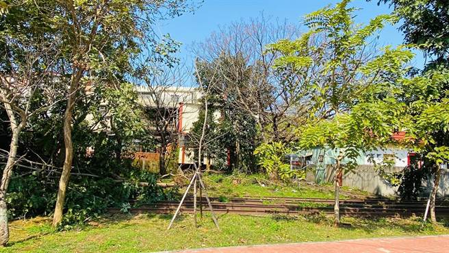 大雅战车公园欠缺整体规划，军用铁轨隐没在杂木林中，难吸引游客驻留。（吴显森服务处提供／陈淑娥台中传真）