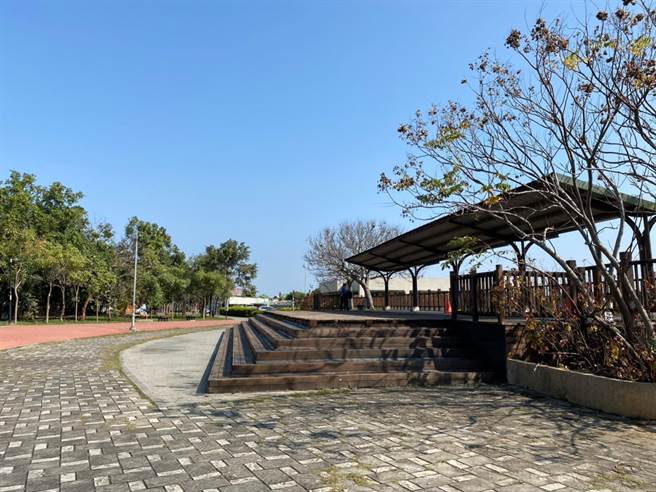 过去战车上下火车月台改为休憩凉亭，因未设解说牌面，相当可惜。（吴显森服务处提供／陈淑娥台中传真）