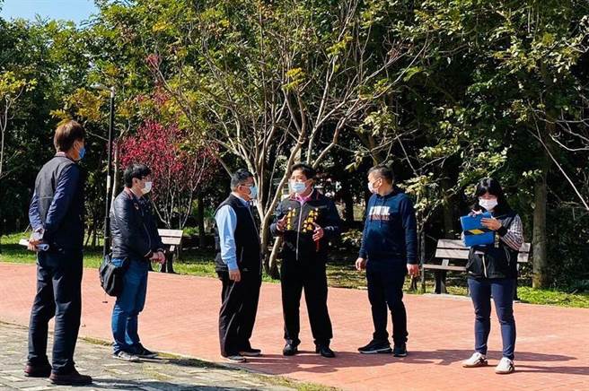 市议员吴显森服务处邀相关单位会勘战车公园。（吴显森服务处提供／陈淑娥台中传真）