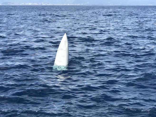 幻象战机副油箱残骸在海上漂流。（图／戴志扬翻摄） 