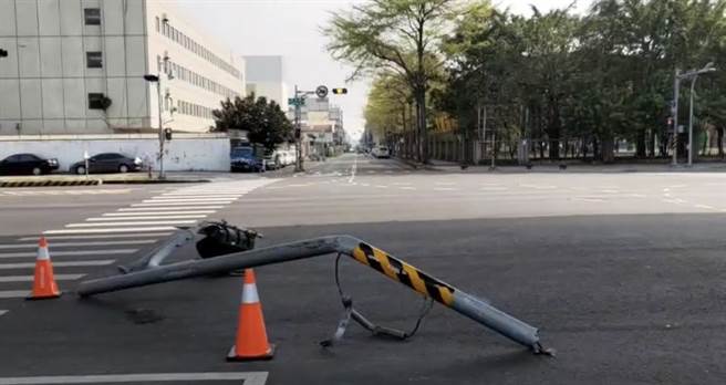 號誌燈倒下。（翻攝照片／高雄洪靖宜傳真）