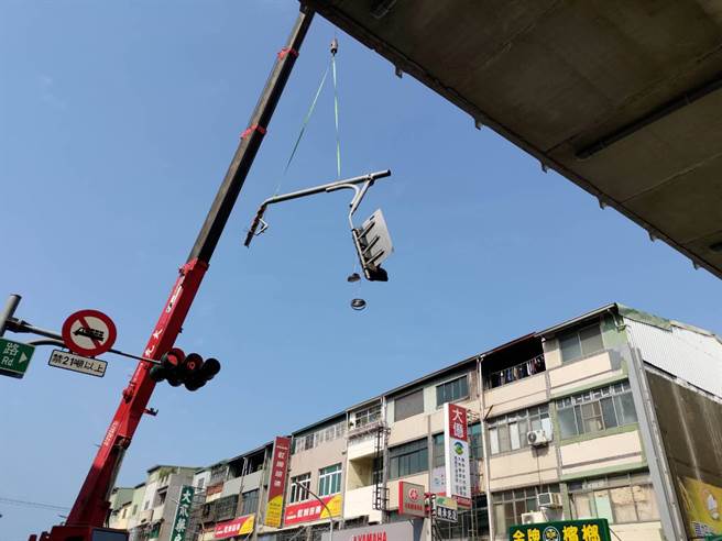 員警派員到場處理。（翻攝照片／高雄洪靖宜傳真）