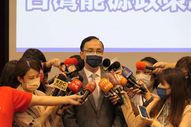 朱立伦上午出席国民党智库「拒绝缺电台湾：台湾能源政策总检讨Ｉ」研讨会。（赵婉淳摄）