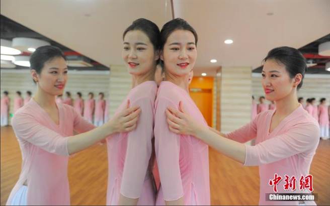 浙江长龙航空300名空服员近日在杭州进行亚运礼宾培训，包括形体仪态、大型会场赛场保障流程等三个阶段的13门课程。杭州2022年亚运会期间，该批空服员将提供空中客舱和地面场馆礼宾服务。（中新社）