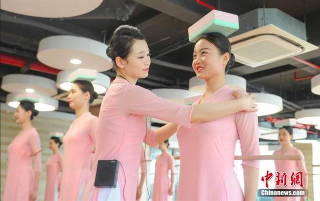 浙江长龙航空300名空服员近日在杭州进行亚运礼宾培训，包括形体仪态、大型会场赛场保障流程等三个阶段的13门课程。杭州2022年亚运会期间，该批空服员将提供空中客舱和地面场馆礼宾服务。（中新社）