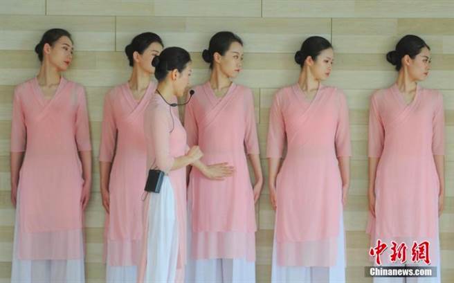 浙江长龙航空300名空服员近日在杭州进行亚运礼宾培训，包括形体仪态、大型会场赛场保障流程等三个阶段的13门课程。杭州2022年亚运会期间，该批空服员将提供空中客舱和地面场馆礼宾服务。（中新社）