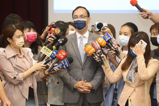 国家政策研究基金会15日举办拒绝「缺电家园」：台湾能源政策总检讨记者会，智库董事长朱立伦在受访时表示，欠电的电火球没用啦，这句话是民眾的心声，行政院长苏贞昌要听进去。（杜宜谙摄）