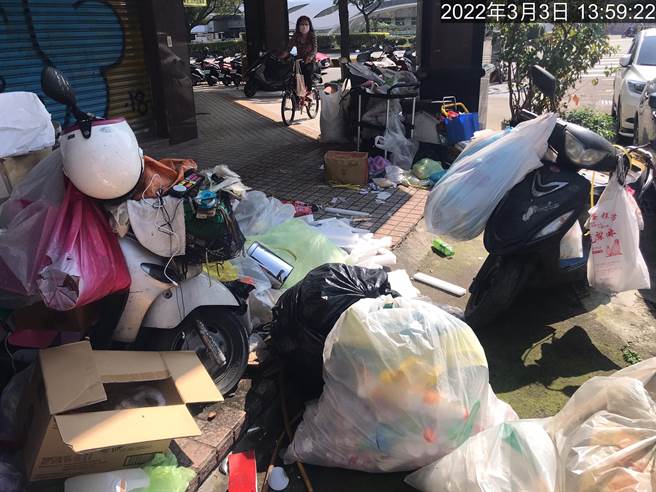 台中市环保局15日动员清除台湾大道一处推积杂物的金店面，依废弃物清理法开罚6000元。（台中市政府提供／卢金足台中传真）