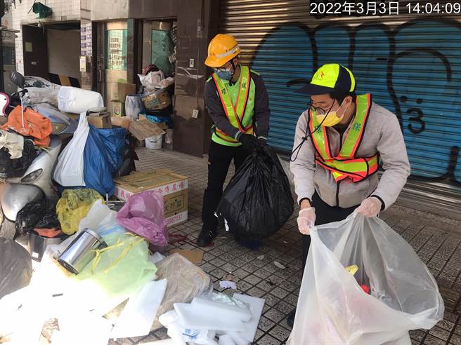 台中市环保局15日动员清除台湾大道一处推积杂物的金店面，依废弃物清理法开罚6000元。（台中市政府提供／卢金足台中传真）
