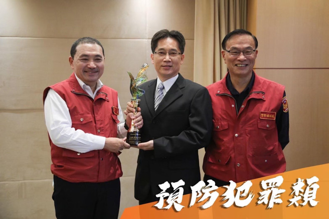 （左）新北市市长侯友宜、（中）少年队队长林柏宏、（右）新北市警察局局长黄宗仁。／新北市政府警察局提供