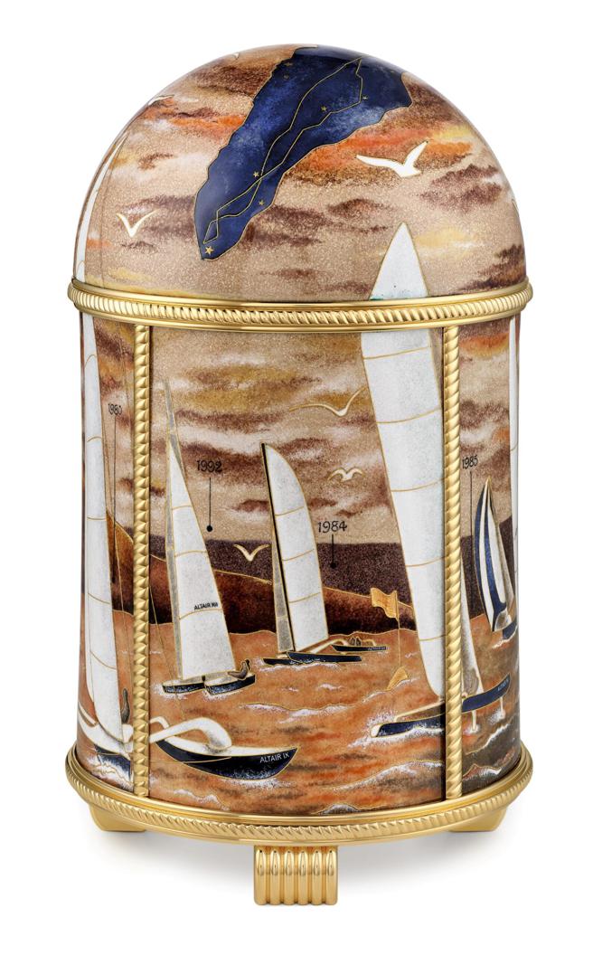 百达翡丽编号20118M「Bol d’Or 」日内瓦帆湖船赛座钟，彩绘总裁获奖无数的帆船。（Patek Philippe提供）