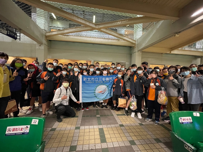 少年队邀请三多国民中学师生观看棒球赛／新北市政府警察局提供