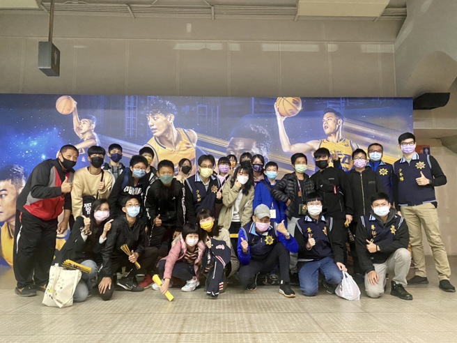 中信特攻队首战之日，少年队邀请青少年一起前往观看球赛／新北市政府警察局提供