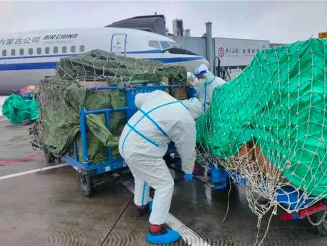 14日共9架医疗包机陆续飞抵吉林长春。（中国青年报）