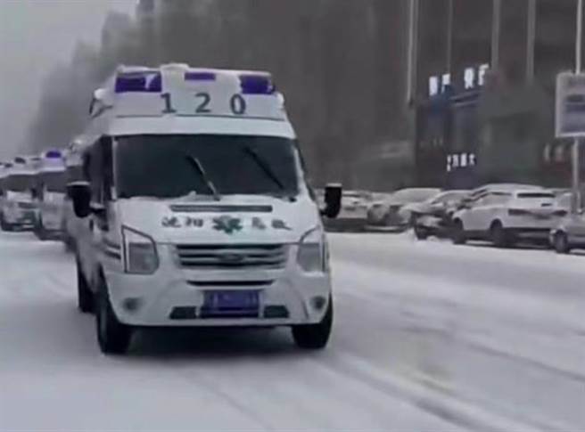 来自外省市的医疗车队冒着风雪，前往吉林协助抗疫。（中国青年报）