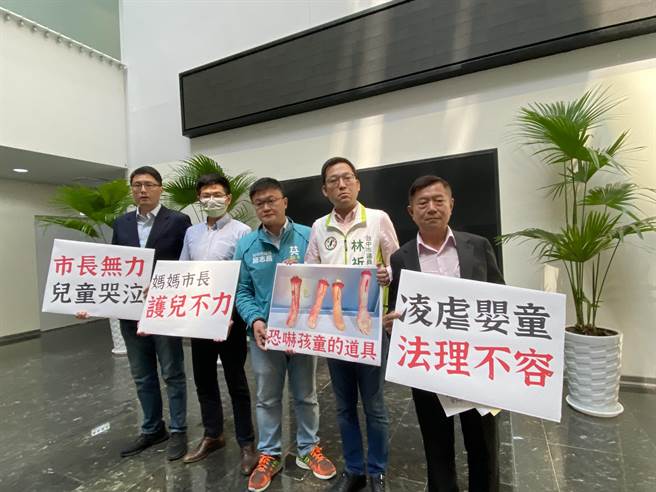 台中市議員林祈烽15日在市議會出示「斷手斷腳」血淋淋照片，抨擊竟然是學校拿來恐嚇學生。（盧金足攝）