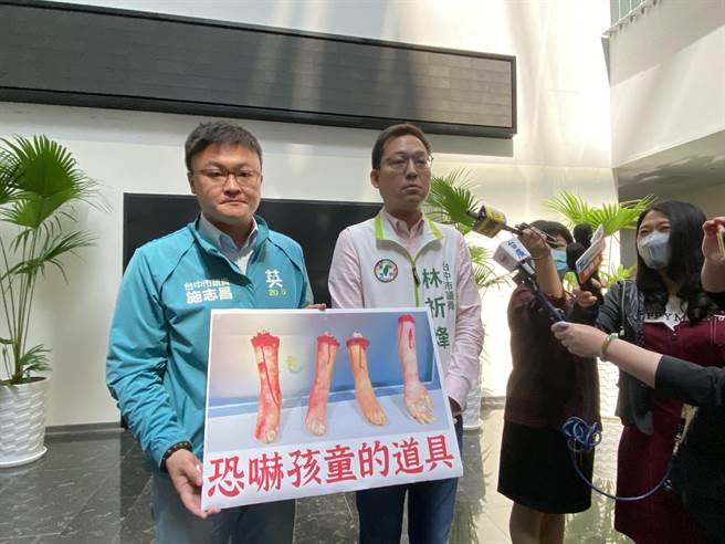 台中市議員林祈烽15日在市議會出示「斷手斷腳」血淋淋照片，抨擊竟然是學校拿來恐嚇學生。（盧金足攝）