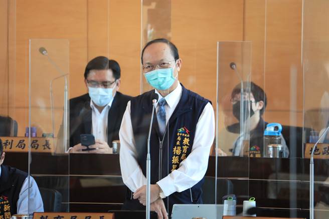 教育局長楊振昇說查證是「萬聖節道具」，但也讓學生嚇到做惡夢，家防中心已依違反兒少權法開罰9萬元，通報為不適任資格。（盧金足攝）