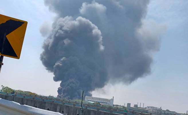 台南宏遠紡織工廠大火，大量易燃布料狂燒濃煙衝天。（記者爆料網提供）