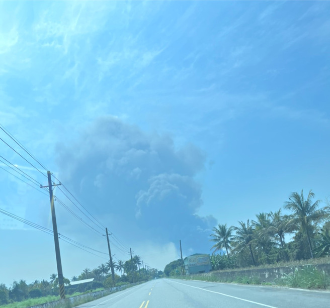 台南宏遠紡織工廠大火，大量易燃布料狂燒濃煙衝天。（記者爆料網提供）