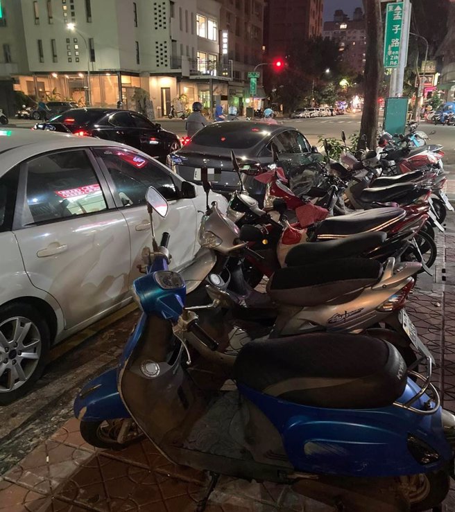 據苦苓在臉書PO的照片顯示，地點為左營區孟子路、立大路交叉口，人行道上劃設機車格，格子幾乎被停滿，甚至有超出格子外，看起來相當凌亂。（柯宗緯翻攝）