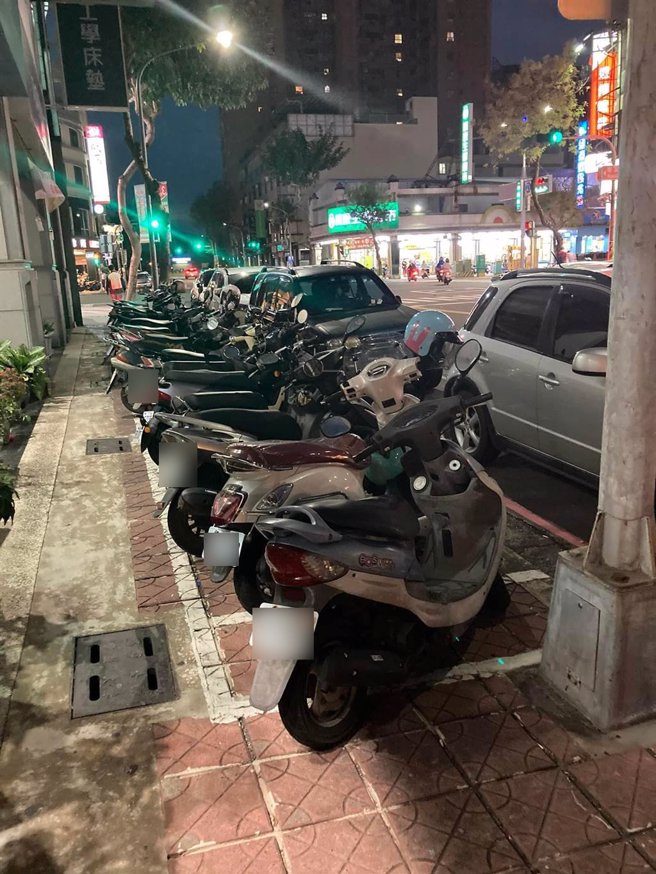 據苦苓在臉書PO的照片顯示，地點為左營區孟子路、立大路交叉口，人行道上劃設機車格，格子幾乎被停滿，甚至有超出格子外，看起來相當凌亂。（柯宗緯翻攝）