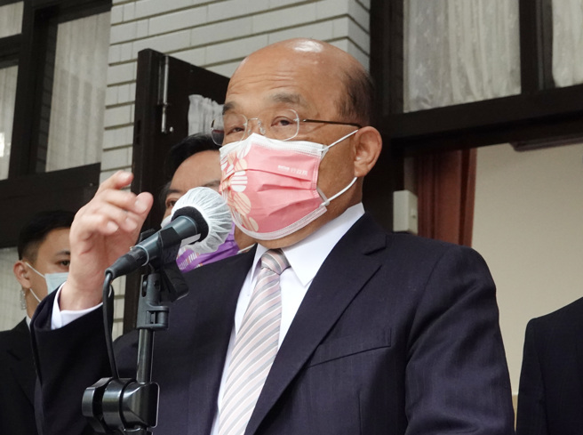 针对与立委蒋万安互呛事件引发国民党立法院党团要求不得反质询，行政院长苏贞昌15日在立法院表示，他到立法院答询是宪法规定，立法院锁定法律，从没有说不能反质询这几个字，希望没有本事就不要卖弄，「猴子自己爬得高才会被看到红屁股」（姚志平摄）