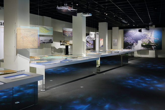 高雄市立歷史博物馆过去为行政中心高雄市役所，现则为展示保存高雄铁道文化、旧城歷史、传统表演艺术、人权议题及眷村移民等议题的文史中心。(摄影/Carter)