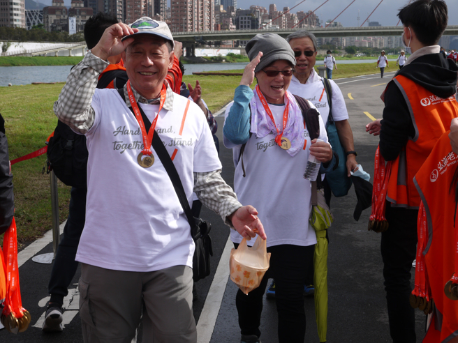 2022 爷奶COLOR WALK─臺北场活动报名开始！这项活动9年来已经创造近1万多人次参与，参与者从1岁到102岁，是健康长寿的指标性活动。（图／往年活动资料照片 弘道老人福利基金会提供)