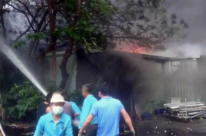 台南市山上區明和里一家工廠倉庫發生火警，消防人員前往搶救。（讀者提供／洪榮志台南傳真）