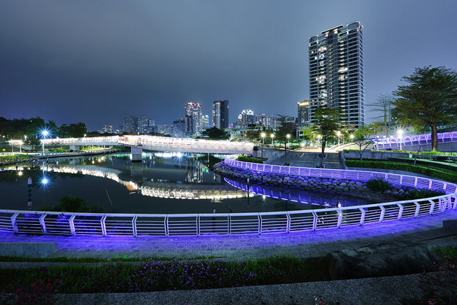 爱河之心是由东湖与西湖构成，两湖中间以一座曲线的桥梁贯通，是爱河北段散步与骑自行车的热门去处。(摄影/Carter)