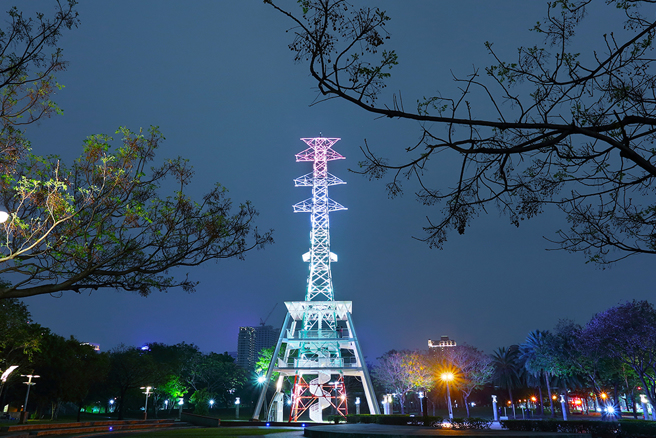 光之塔将高压铁塔改造为光影装置艺术，顺着螺旋型阶梯登上观景台，可以眺望爱河的美景。(摄影/Carter)