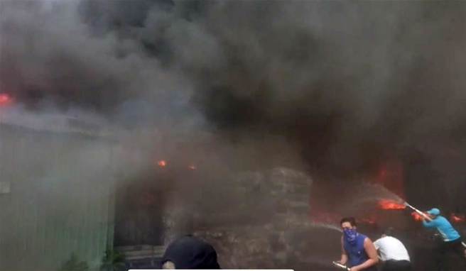 台南市山上區明和里一家工廠倉庫發生火警，消防人員前往搶救。（讀者提供／洪榮志台南傳真）