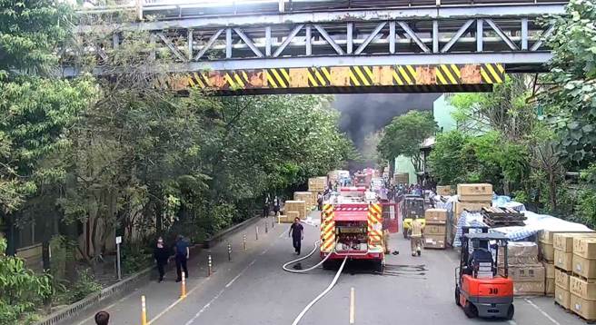 台南市山上區明和里一家工廠倉庫發生火警，消防人員前往搶救。（讀者提供／洪榮志台南傳真）