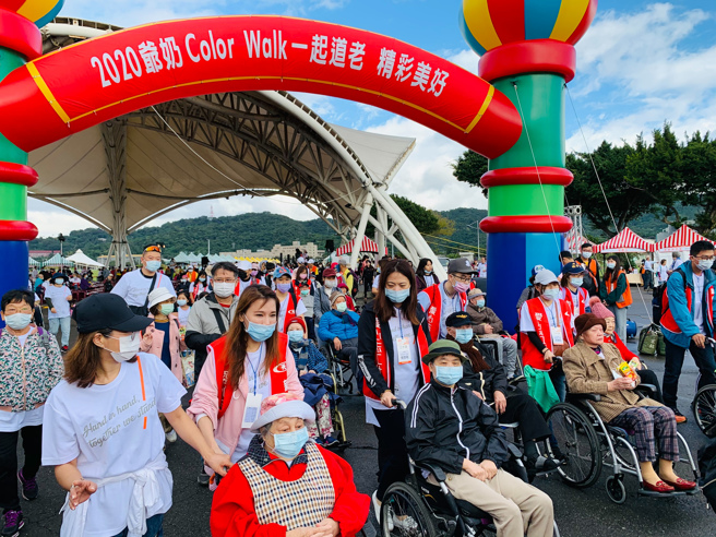今年的《爷奶COLOR WALK─臺北场》活动，订于5/7(周六)在台北大佳河滨公园登场。(图/往年活动资料照片 弘道老人福利基金会提供)