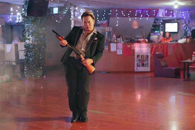 Gambler新歌〈為你痴狂〉講述舞廳保全愛上當家花旦的故事。混血兒娛樂提供