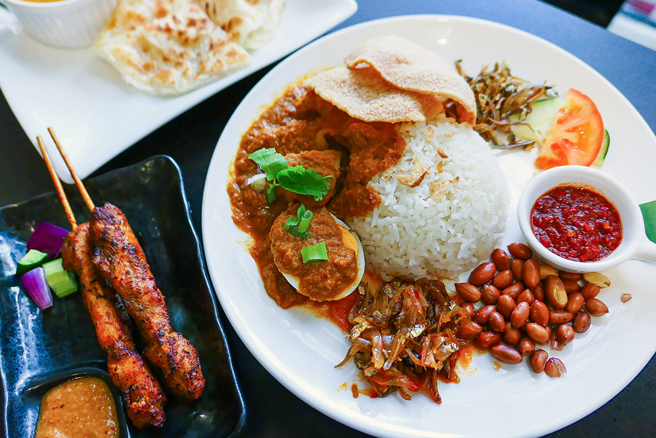 Joe和女友经营餐厅「马来舅台所」，烹调道地的马来西亚菜色，像是招牌椰浆饭、沙嗲、印度煎饼附咖哩酱等都是人气招牌。(摄影/李瑰娴)