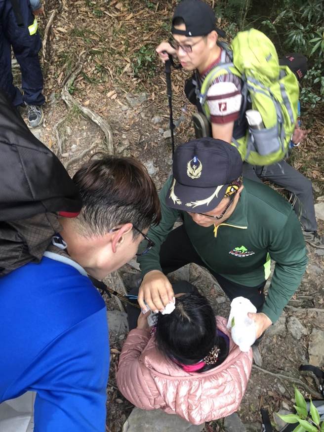屏東北大武山14日傳有登山客摔傷，警消獲報後立即救援。（屏東消防局提供／謝佳潾屏東傳真）