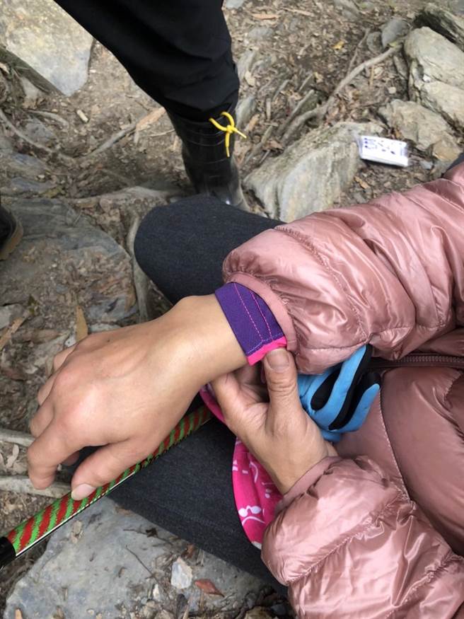 屏東北大武山14日傳有登山客摔傷，警消獲報後立即救援。（屏東消防局提供／謝佳潾屏東傳真）