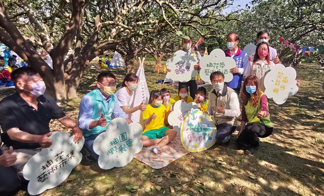 今年「柚花艺术节」活动将在3月19至20日的周末假期展开，台南市长黄伟哲15日与安业国小师生先到柚园赏花闻香。（刘秀芬摄）