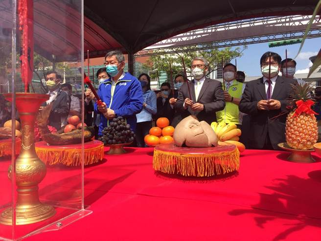 台北市长柯文哲（前左二）、内政部次长花敬群（前右二）15日出席国家生技研究园区联外道路祈福动土典礼，2人再为大弯北段代金互杠。（张立勋摄）