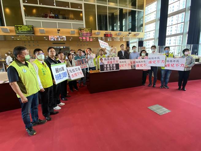 民进党议员炮声隆隆，针对幼儿园纷传出虐园，气愤的拿着「断水断脚」照片与录音带，衝到官员备询席包围市长卢秀燕。（卢金足摄）